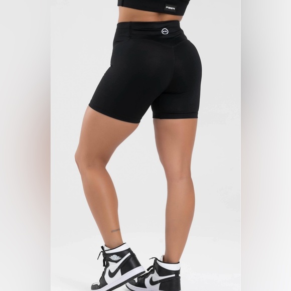 Short essentials - Picture 3 of 3